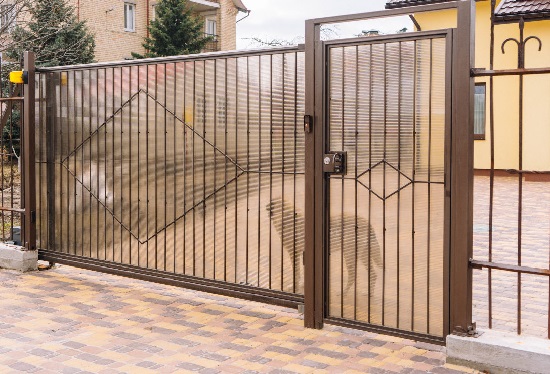 Купить ворота из профлиста с элементами ковки, с металлическими столбами в рамке или под дерево в Ревде от 154650 руб